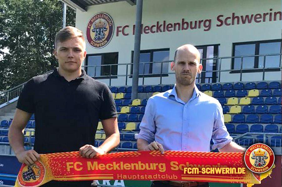 Dominik Mucha podpisuje w FC Mecklenburg Schwerin
